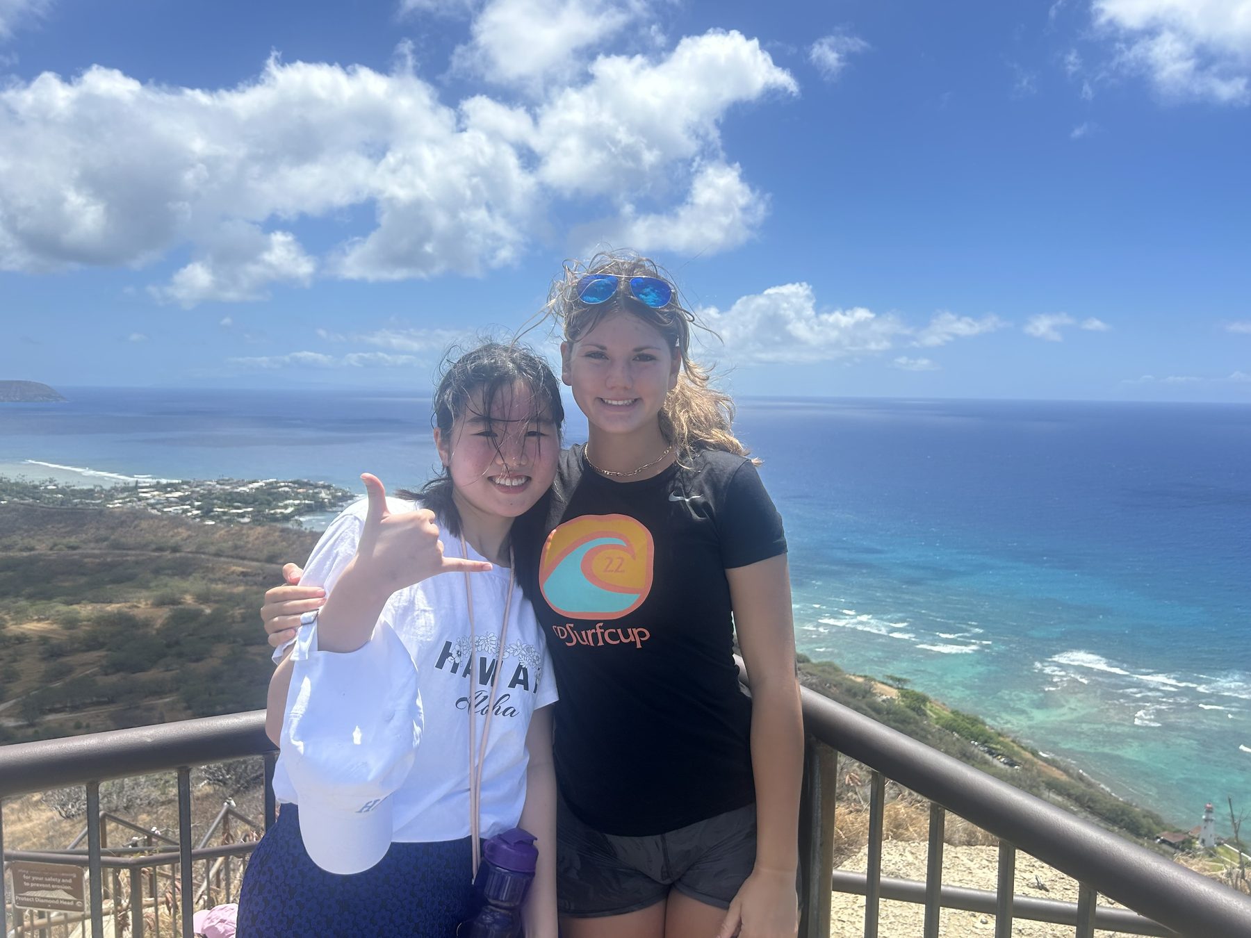 Stella and Iori at a coastal overlook in Hawaiʻi