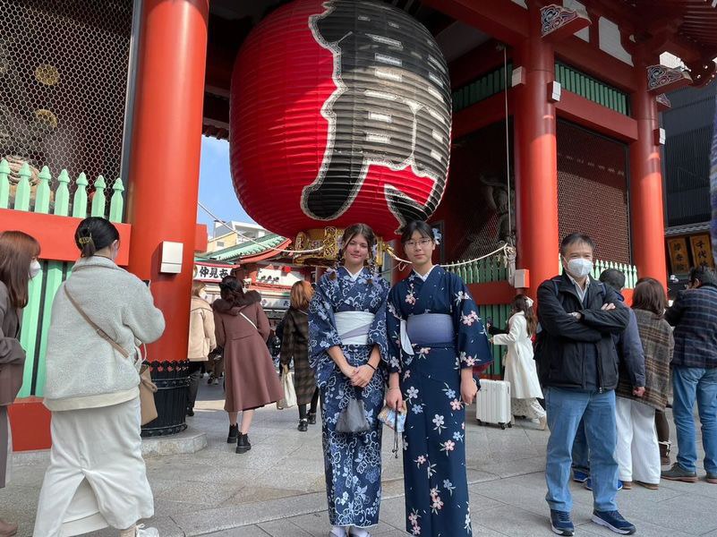 Stella and a friend in yukata in front of the Kaminarimon lantern in Asakusa, Tokyo